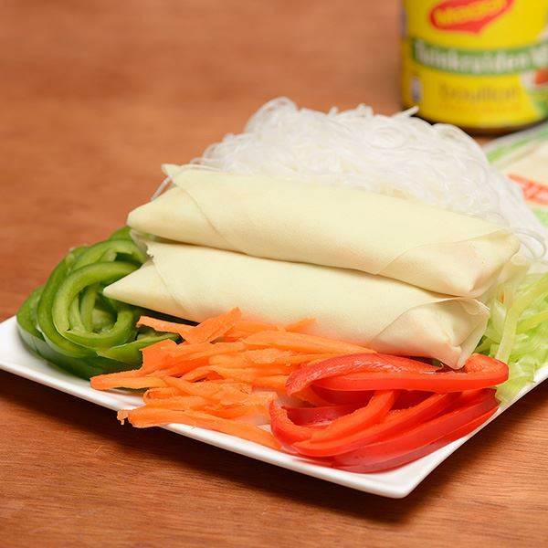 Knapperige Vietnamese loempia's met een geurige vulling kun op elke markt kopen, maar ook makkelijk thuis zelf maken met dit eenvoudige recept!