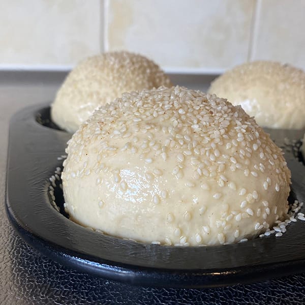 brioche hamburgerbroodjes met sesamzaad voor het bakken