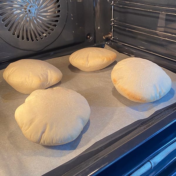 zelfgebakken pitabroodjes zelfgebakken pitabroodjes